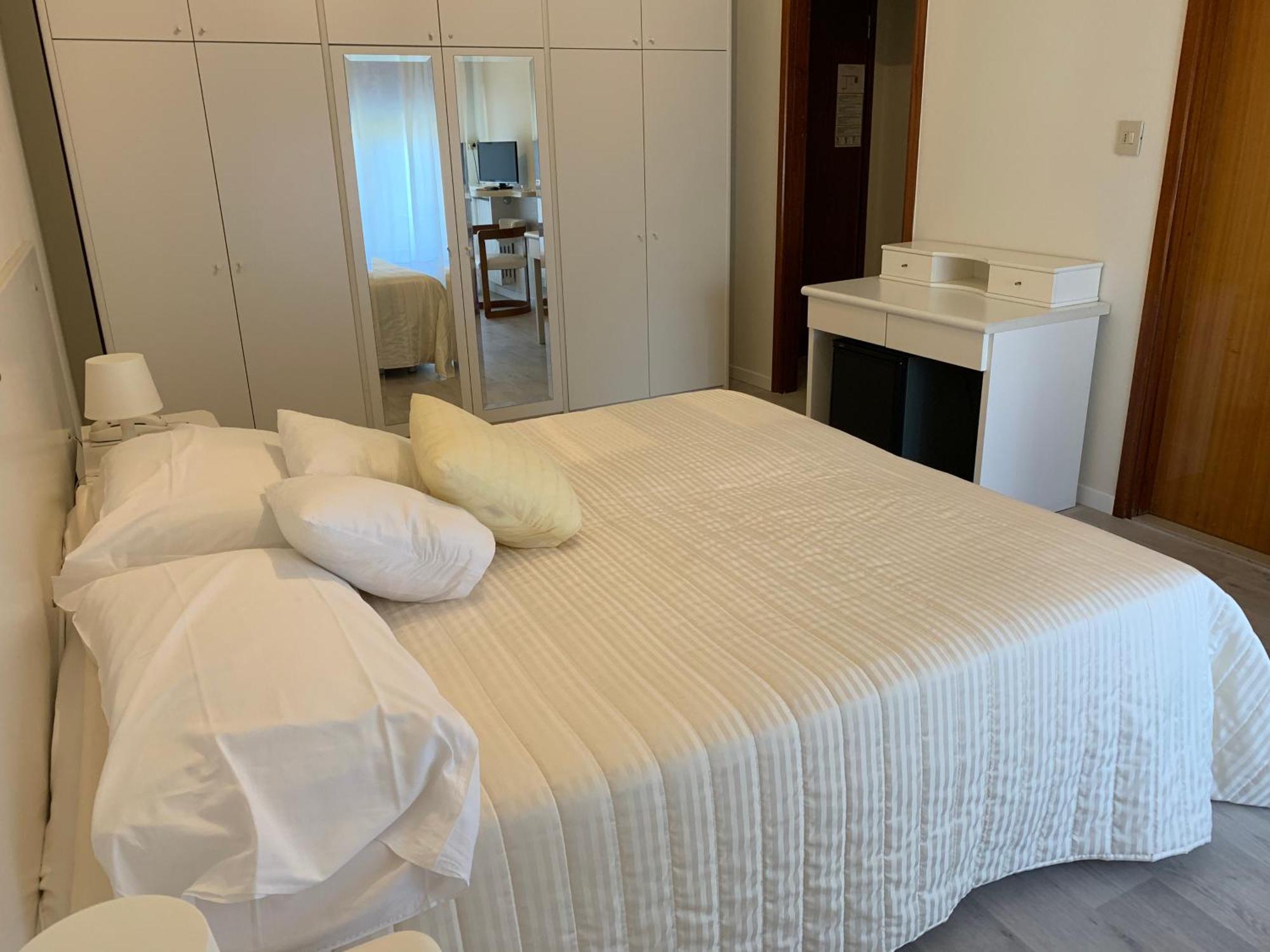 G&D Hotel Deanna Pool&Brunch Milano Marittima Bilik gambar